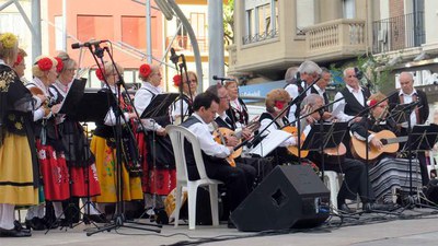 La música i els balls del Centro Extremeño també han lluït a la plaça Ricardo Viñes.