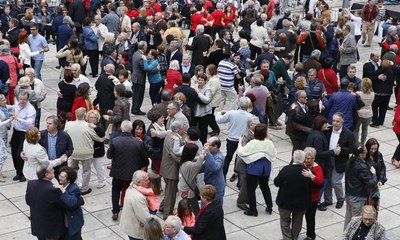 La plaça de Sant Joan s'ha anat animant amb la música de l'orquestra.