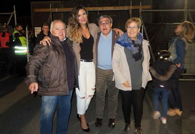 En finalitzar l'actuació, l'alcalde i la regidora de Cultura han saludat a la cantant Lorena.