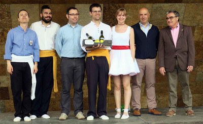 L'alcalde Ros i el tinent d'alcalde Peris han lliurat els premis a les colles guanyadores.