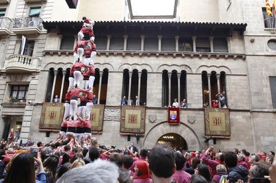 La Vella dels Xiquets de Valls, carregant el 4 de 8..