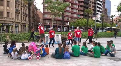 Divendres joves actors i actrius van sortir al carrer per representar algunes de les escenes de les obres de teatre "Max i Maxi" i "Max in love".