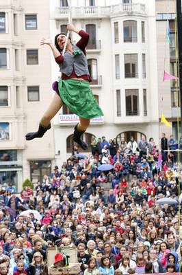 Espectacle de circ, a la plaça de Sant Joan, per la Festa Major de Lleida.