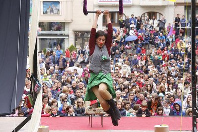 Espectacle de circ de Trapetelando, en el marc de la Festa Major de Maig, a la plaça de sant Joan.