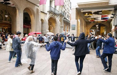 Ballada de sardandes, tot i la pluja, a la plaça de la Paeria.