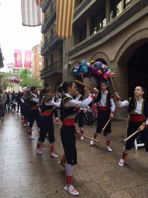 Els bastoners, en la seva actuació del Dia de Sant Anastasi, als porxos de la Paeria..