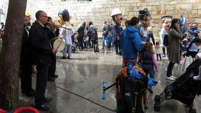 Els capgrossos han fet el seu ball al Pati de les Comèdies al so de les gralles.