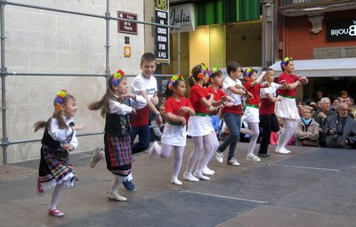 Balls infantils interpretats per nens de famílies procedents de Romania.