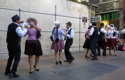 El ball del mocador, típic de Bolívia.