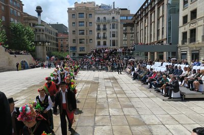 Centenars de lleidatans i lleidatanes han sortit al carrer per veure el seguici de cultura popular que acompanya la imatge del sant fins a la plaça d….