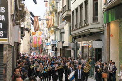 La cultura popular ha lluït en el seguici i l’ofrena floral al patró de la ciutat, amb la participació de centenars de lleidatans a l’Eix i a la plaç….