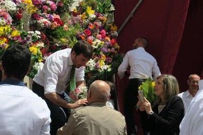 Les pubilles han iniciat l’ofrena i li han seguit les entitats i la ciutadania que ha volgut dipositar les seves flors al sant.