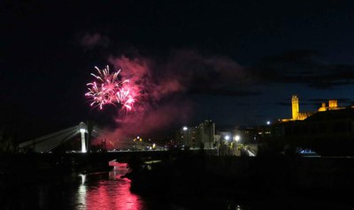 Llum i colors al cel de la ciutat.
