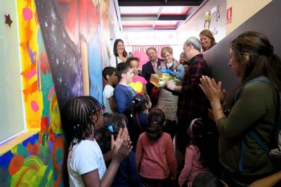 Els nens i nenes de la ludoteca han lliurat un regal a l'artista Fil pel seu treball desinteressat.