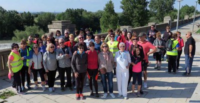 Foto de família del grup de participants en la caminada.
