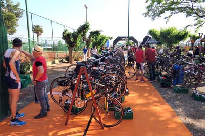 El pàrquing de bicicletes, preparat perquè els atletes facin els 45 km d'anar fins a Mollerussa i tornar.