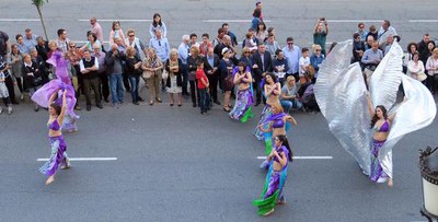 Les comparses cerquen l'ambientació adient cada any per la desfilada.