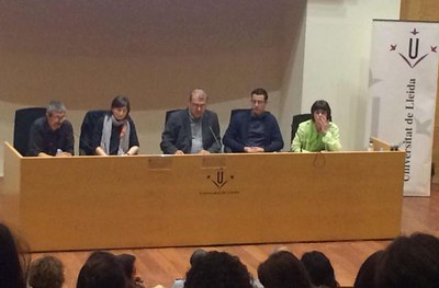 La tècnica de l’àrea de Promoció de la Salut de la Paeria, Marta Capdevila, han a la taula sobre “Aspectes de la salut. Des de la prevenció fins la v….