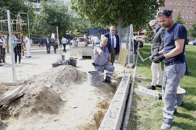 L’actuació que s'està fent a la plaça de Jaume Gort completa l’oferta lúdica d’aquest espai públic amb la instal·lació de jocs infantils i la constru….