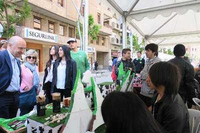 El tinent d’alcalde i regidor de Promoció de la Ciutat, Rafael Peris, ha compartit amb els joves la sisena edició d’aquest mercat, en què s’han creat….