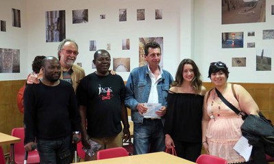 El tinent d'alcalde amb alguns dels autors de les fotografies de l'exposició.