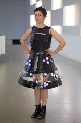 L’artista Maria Castellanos mostrarà vestits que incorporen noves tecnologies.