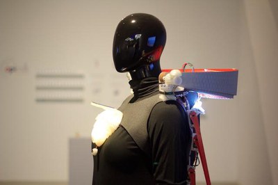 Les peces creades amb maquinària i programari obert recullen, a part de les constants del qui ho vesteix, informació ambiental gràcies a un equip inf….