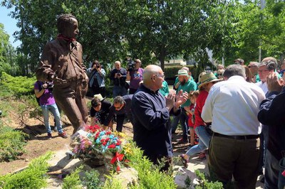 Les colles han dipositat flors al monument de Manolo Calpe, principal impulsor de l'Aplec.