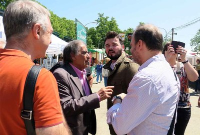 Gabriel Rufián, conversant amb el líder del moviment gitano Antonio Salazar.