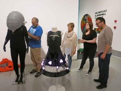 Els autors de l'exposició sobre el vestit del futur han estat explicant la mostra a la Panera.