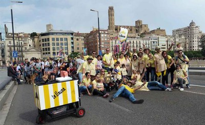 Les colles han travessat el Pont Vell per tornar al recinte de l'Aplec.