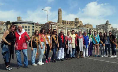Les pubilles han acompanyat les autoritats durant tot l'acte de la cercavila.