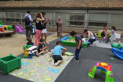 Lleida té cinc ludoteques municipals on assisteixen els nens i nenes que avui s'han trobat als Camps Elisis.
