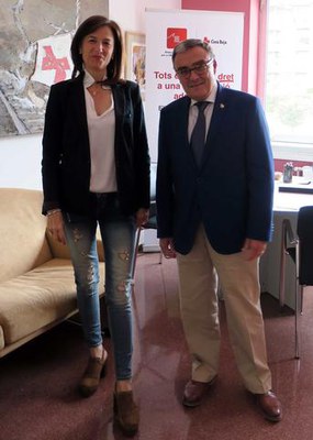 La presidenta de Creu Roja Lleida, Dolors Curià, i l'alcalde de Lleida, Àngel Ros, abans de la roda de premsa.