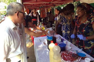 El tinent d'alcalde Joan Gómez ha saludat als participants en la mostra gastronòmica.