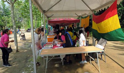 La pluja que ha caigut abans d'iniciar-se la mostra no ha espantat les associacions d'immigrants.