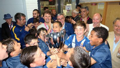 En categoria aleví, l'Espanyol rep la copa de campió.