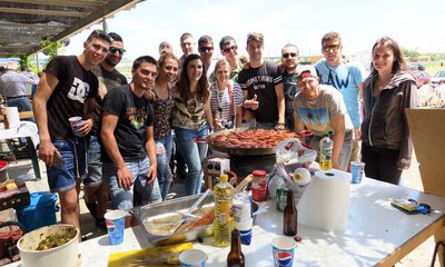 Els joves van prenent el relleu en l'elaboració de les cassoles.