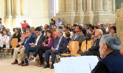 L'alcalde Ros, acompanyat dels regidors Postius i López durant la missa.