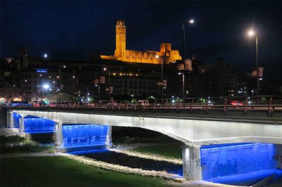 Els ponts de Lleida s'han tornat a vestir de blau.