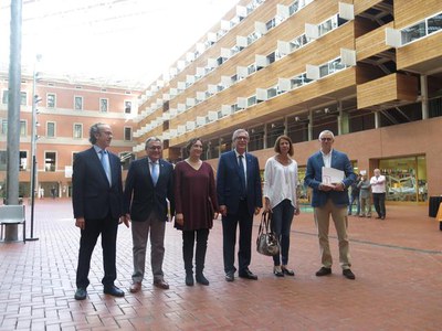 Els alcaldes i alcaldesses, a la UPF, abans de començar el col·lolqui, que ha comptat amb la presència d'alumnes de  Polítiques..