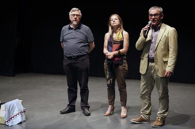 El tinent d'alcalde Joan Gómez, amb el director dels SSTT de Cultura, Josep Borrell, i la directora del CNL de Lleida, Paquita Sanvicén, al Teatre Mu….