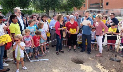 El president dels veïns ha dipositat la simbòlica pedra en el solar on s'ha de construir l'institut.