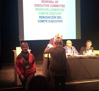 La regidora d'Educació, Montse Parra, durant les votacions per renovar l'executiu de l'Assemblea Internacional de les Ciutats Educadores.