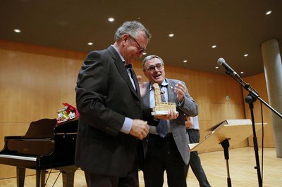 L'alcalde Ros ha lliurat un record de l'acte al pregoner Joan Ramon González.