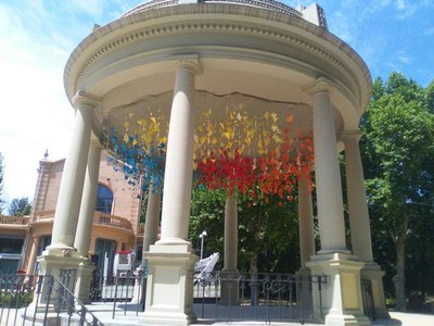 La Glorieta dels Camps Elisis quedarà guarnida amb el 'mar de peixos' fins al pròxim divendres.