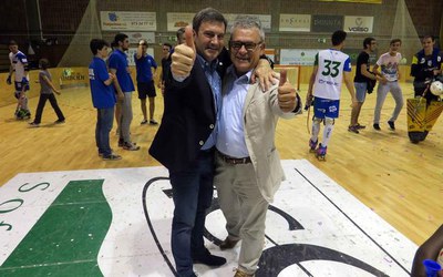 El president Duch i el regidor Joan Gómez han celebrat la permanència a la pista.
