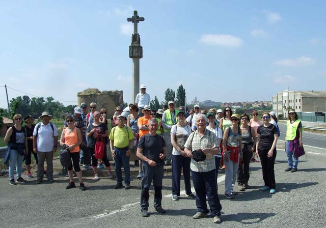 Els caminants s'han aturat, abans d'entrar a Lleida, a la creu del terme, prop de l'església romànica de Sant Ruf