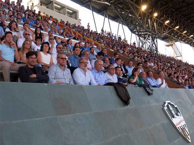 L'alcalde Ros i diversos membres de la corporació municipal han animat al Lleida durant el partit.