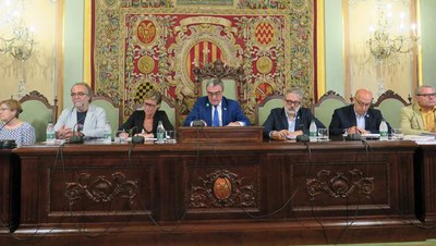 Sessió plenària sobre el model comercial a la ciutat, presidida per l'alcalde Ros.